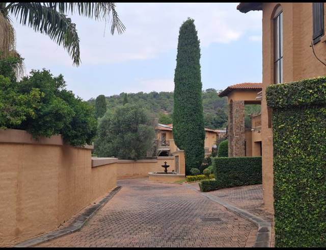 4 BEDROOM PROPERTY TO RENT IN LYNNWOOD MANOR